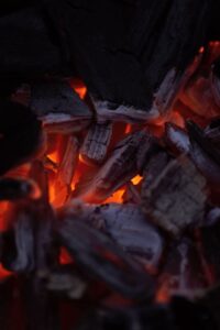 Brasas de carbón al rojo vivo listas para cocinar