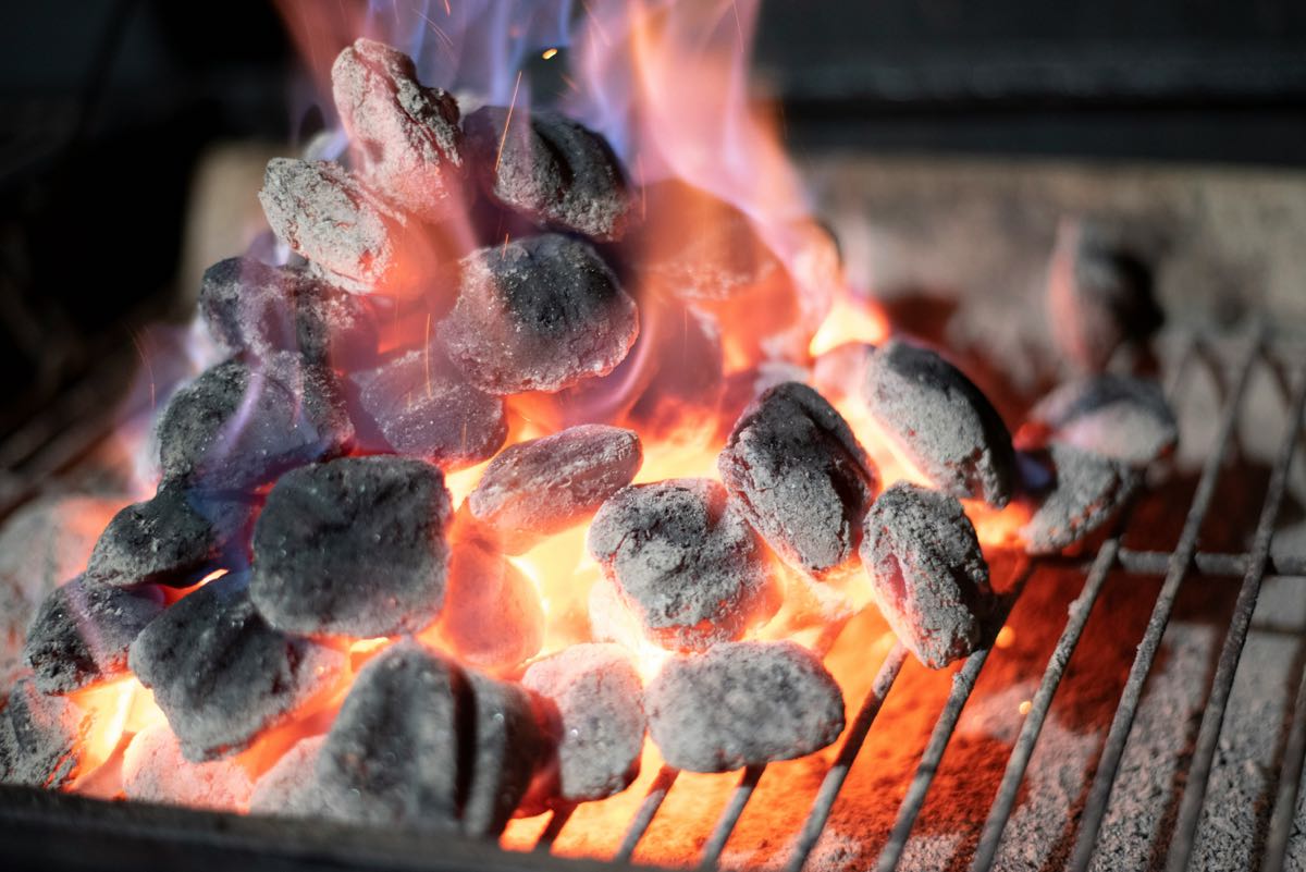 Encendido de carbón en chimenea de encendido para barbacoa⁠